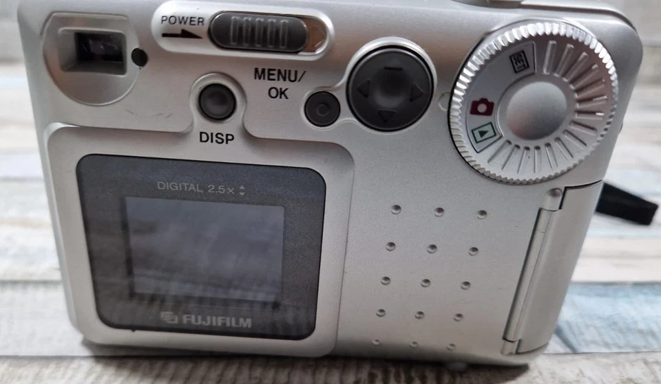 Fujifilm FinePix 2200 2.1MP Compact Digital Camera + Card + Case Silver Working, photo 3 of 5