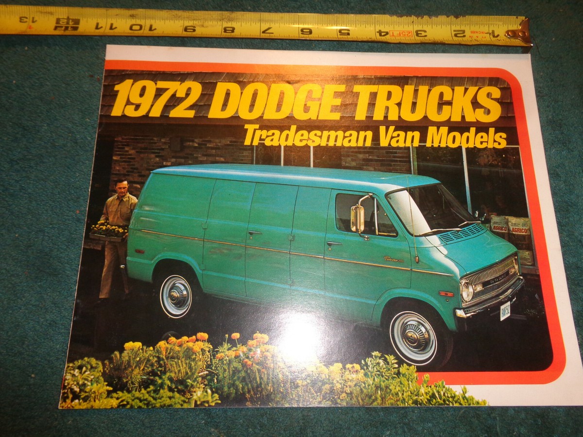 1972 DODGE TRADESMAN VAN WAGON SALES CATALOG ORIGINAL DEALERSHIP BROCHURE