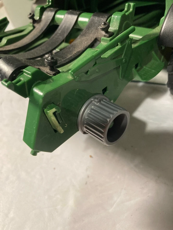 Empacadora redonda de envoltura de eje tándem John Deere C441R 1:16 de Bruder 09819 Foto 3 de 4