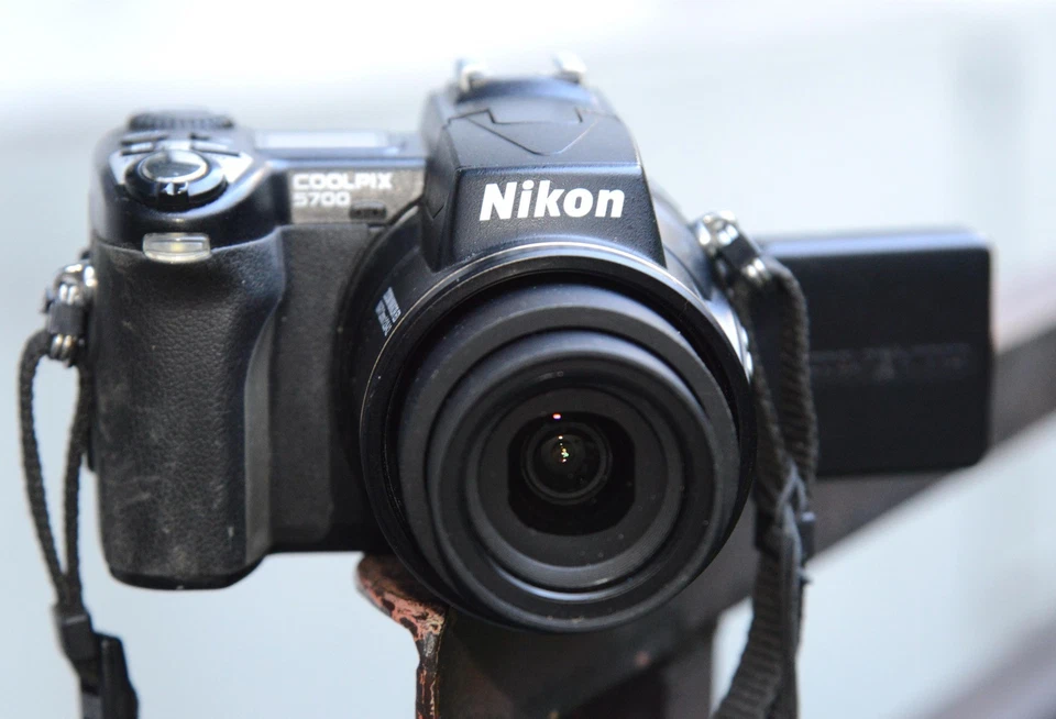 NIKON COOLPIX 5700 DIGTALKAMERA 5MP Digicam schwarz 8x Zoom 8-24mm f/1:2,8-4,9