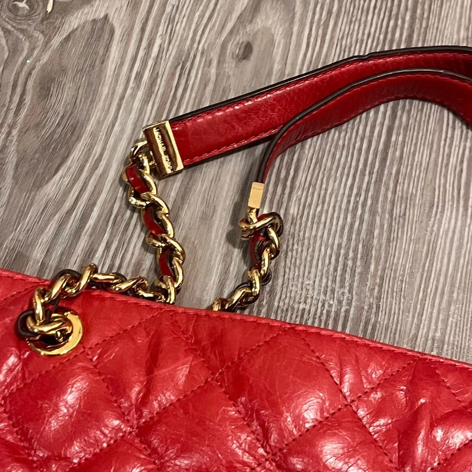 Bolso de Mano Michael Kors Acolchado Cuero Rojo MK Charm Susannah Cadena Shopper Foto 2 de 4