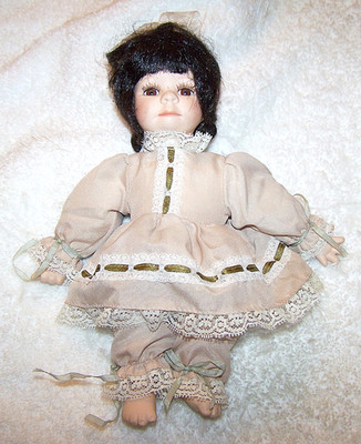 CUTE PORCELAIN DOLL COLLECT PERSON GIRL WOMAN DRESS LACE BOWS HAIR FACE RIBBON J