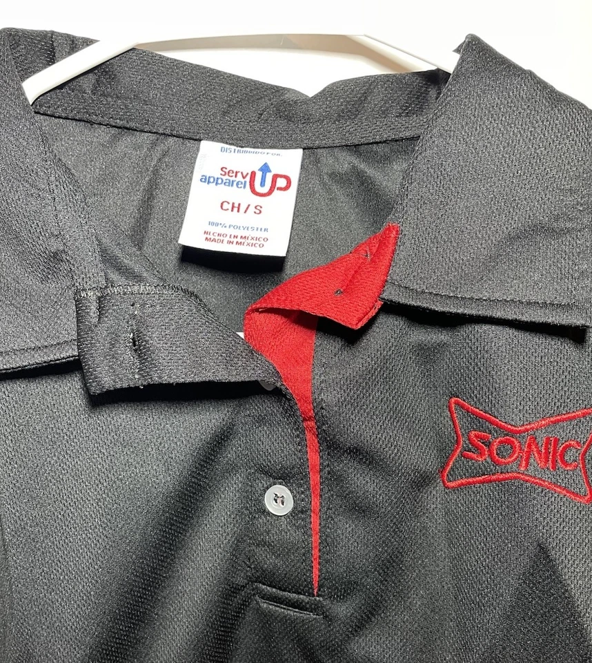 Camisa Polo Gerente Sonic Drive En Rojo y Negro Uniforme de Trabajo Bordado Rojo Logo Foto 2 de 4