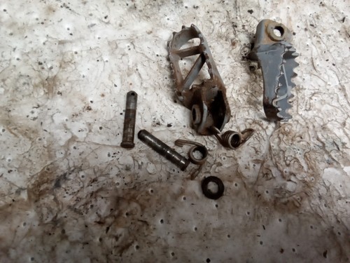KTM65 FOOTPEGS KIT FOOT PEGS RESTS NEW PINS GENUINE OEM KTM 60 65 SX (1998-2002)