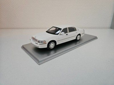 Lincoln town car 1:43 Luxury Collectibles