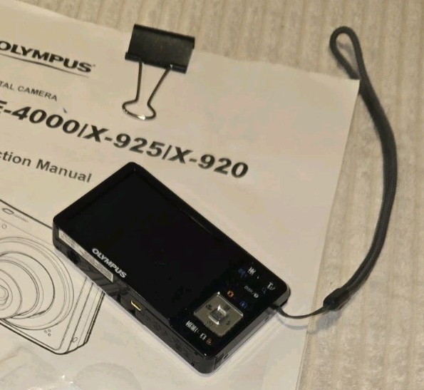 Olympus FE-4000 12 MEGAPIXEL Digital Camera w Battery, Charger, XD