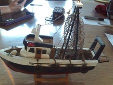 ANCIENNE  MAQUETTE DE CHALUTIER DE PÊCHE EN BOIS SUR SOCLE