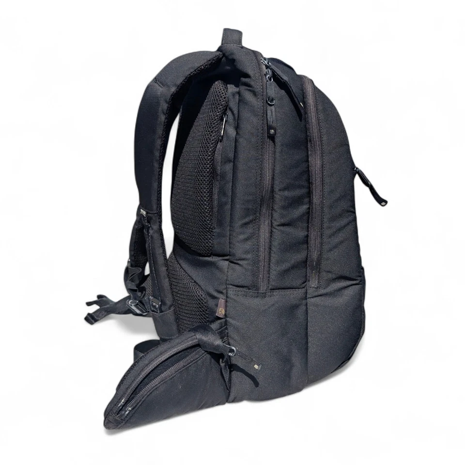 Mochila de viaje duradera Incase ICON bolsa para computadora portátil de nailon de 16 pulgadas negra Foto 2 de 4