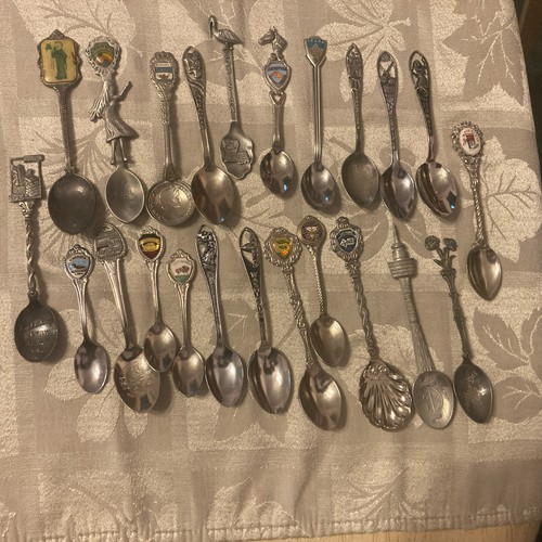 Beautiful Mixed LOT 23 Vintage Souvenir and Collectible Spoons Small