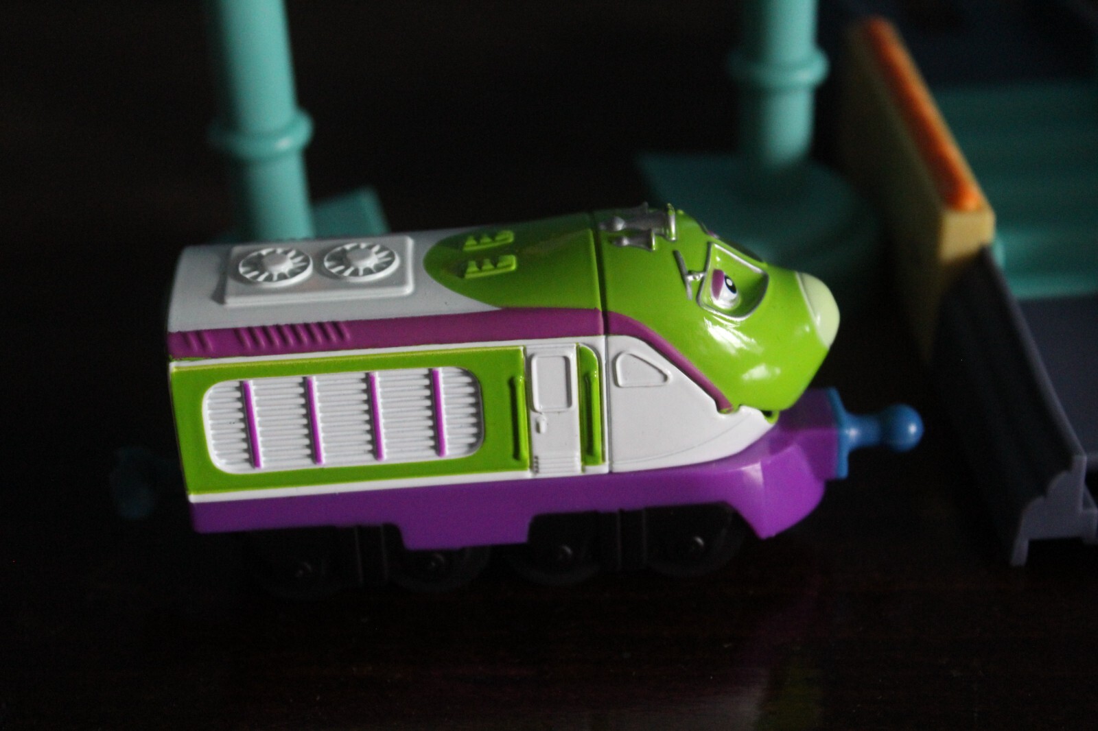 chuggington-koko-die-cast-train-with-arch-and-lift-up-platform-ebay