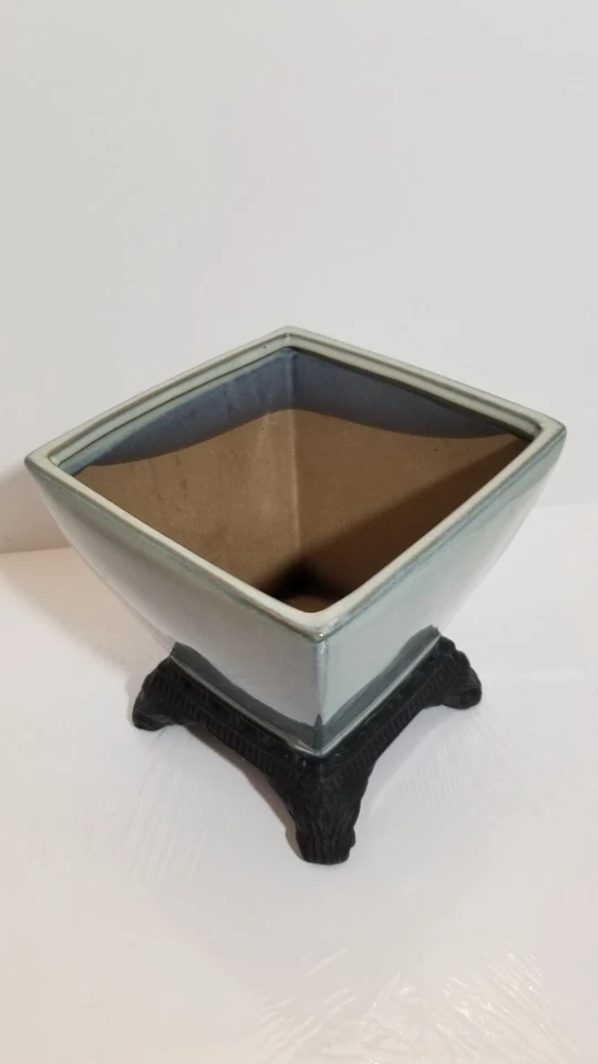 Maceta de loza verde jade con base de pedestal cuadrado con patas negras de 7,5" de alto Foto 3 de 4