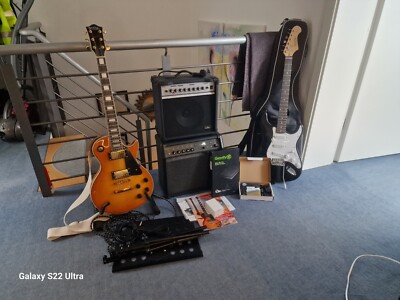 Zwei E-Gitarren mit zwei Verstärkern unbespielt