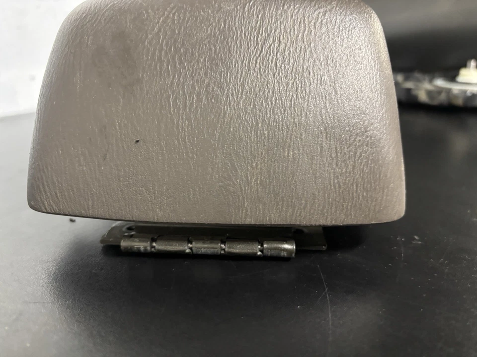 2000-2004 Subaru Legacy Outback Center Console Lid - Image 4 of 4