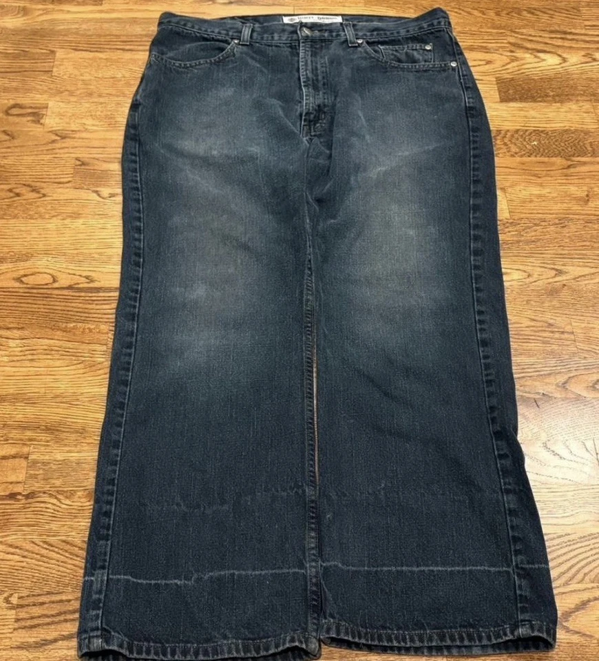Jeans Harley Davidson folgado tamanho 36W X 30L com mancha nas pernas da calça - Imagem 2 de 4