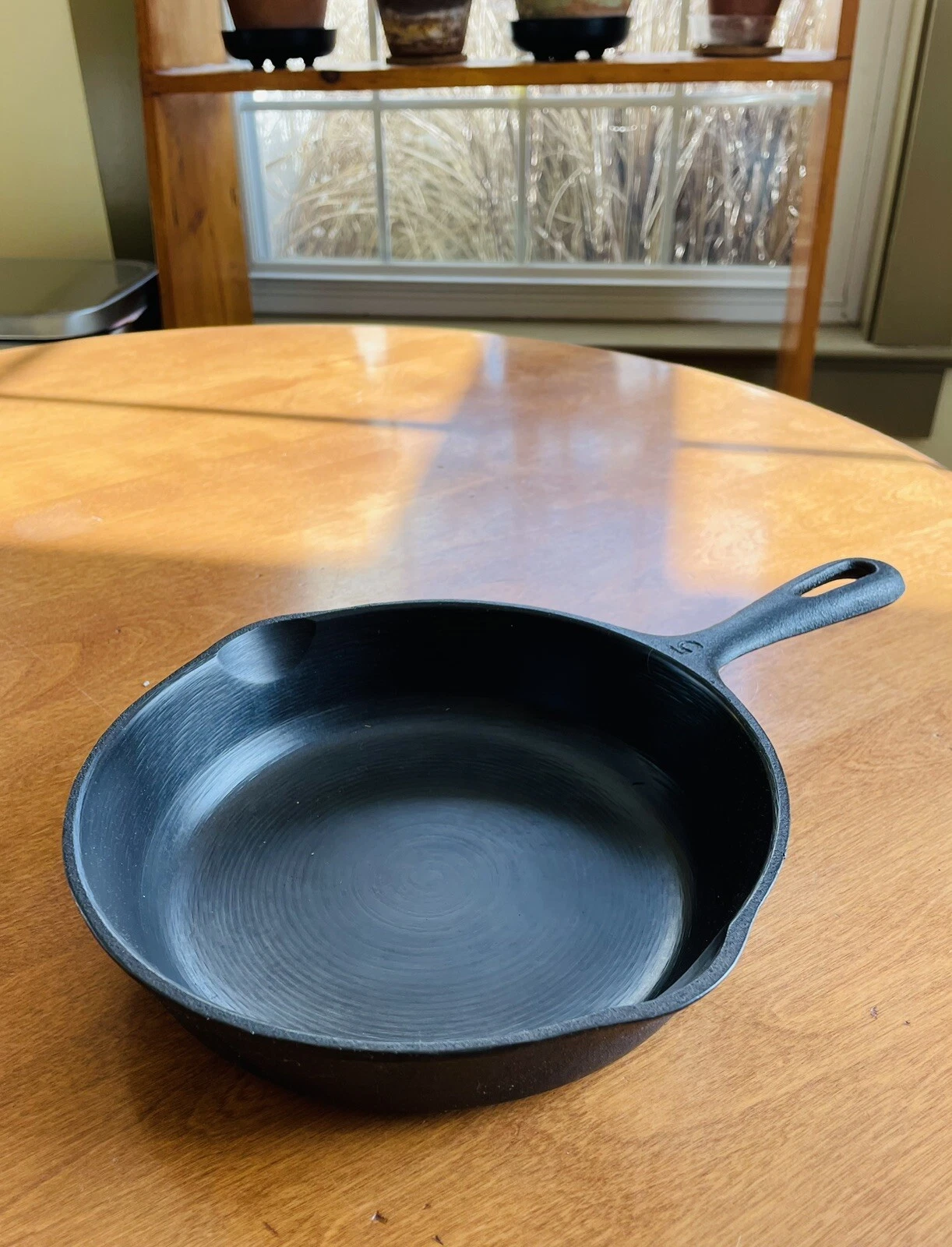UNMARKED NO. 5 CAST IRON SKILLET (J)
