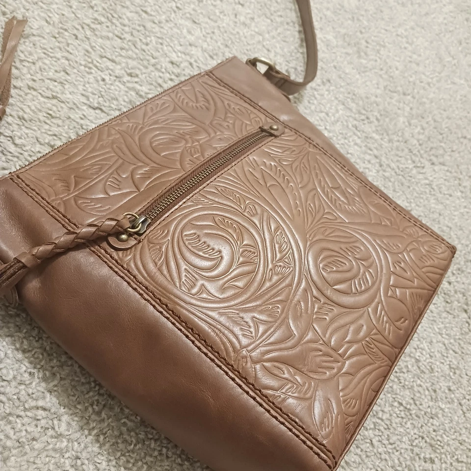 The Sak 棕色皮革 Ashland 斜挎包钱包黄铜五金浮雕 — 第 2/4 张图片