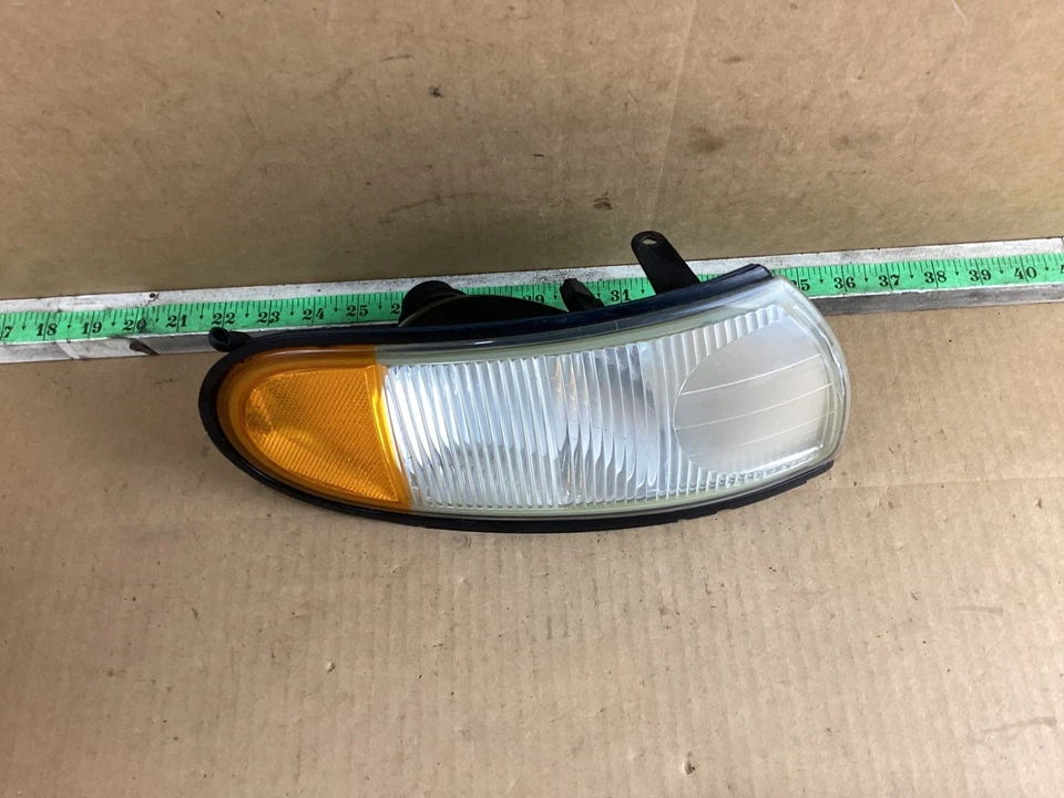 Luz de estacionamiento/esquina señal de giro del lado del pasajero delantero derecho Nissan Quest 1996-1998 Foto 2 de 4