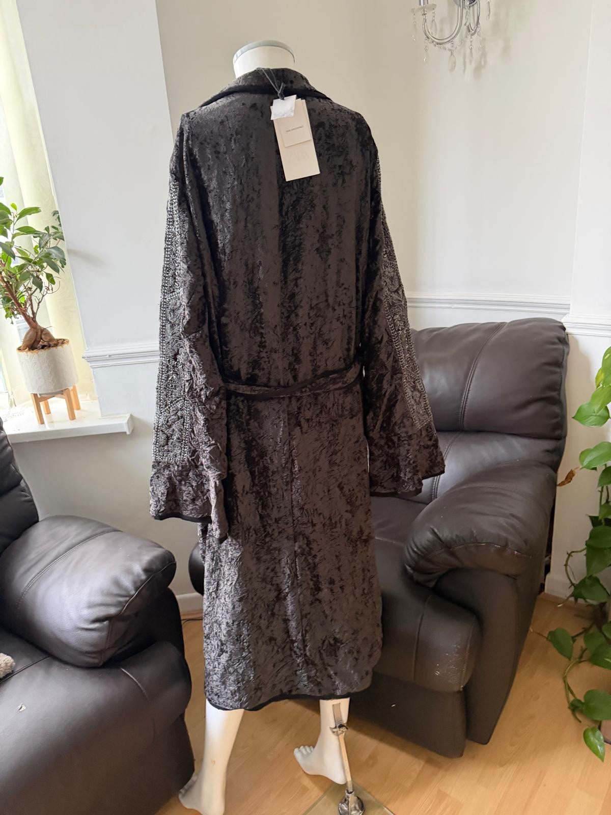 ZW COLLECTION LIMITED EDITION EMBROIDERED VELVETKIMONO image 9