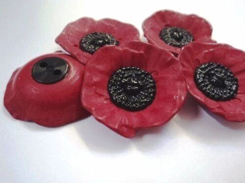 POPPY FLOWER 27-41mm VERY LARGE BLACK & RED 2 HOLE PLASTIC MEMORIAL ITALY BUTTON - Image 2 of 2