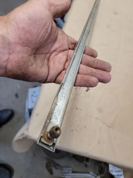 Dodge B200 1973 moldura puerta delantera pasajero Foto 4 de 4