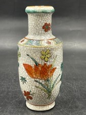 Kleine Craquel&eacute; Vase mit floralem Motiv in polychrom bemalt und Bodenmarke-China