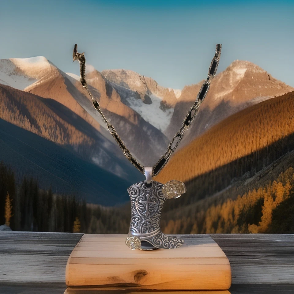 Collar Colgante Bota Occidental Dos Tonos Plata y Oro Sin Marca Foto 3 de 4