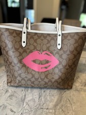 トートバッグ COACH Gallery Tote Bag In Signature With Lips Print CZ940 COACH CZ940 Gallery Tote Signature Canvas & Leather With