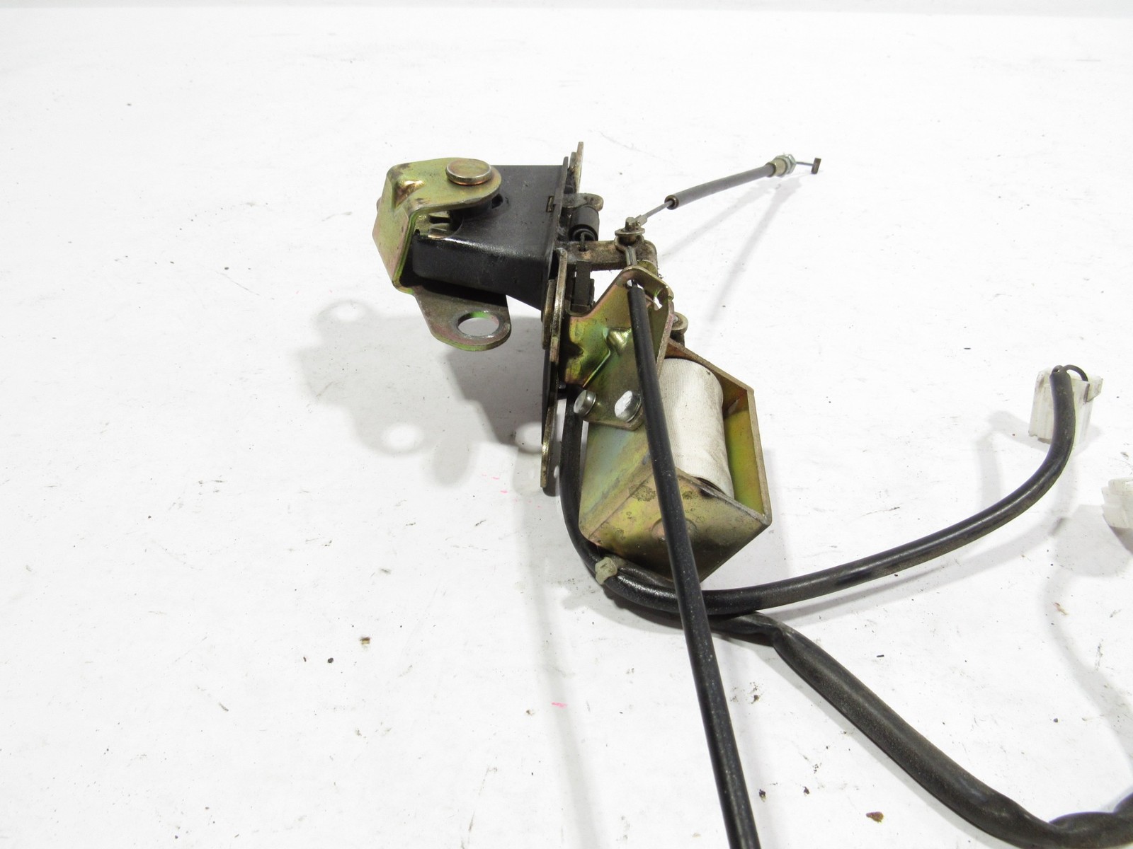 02-06 Maserati Coupe GT 2004 Rear Trunk Lock Latch Mechanism ;