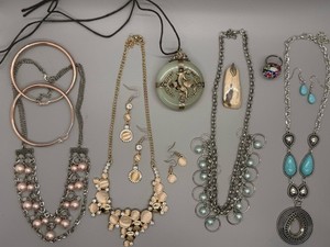Vintage Costume Jewelry Lot Necklaces Earrings Bracelets Pendants Sets Estate
