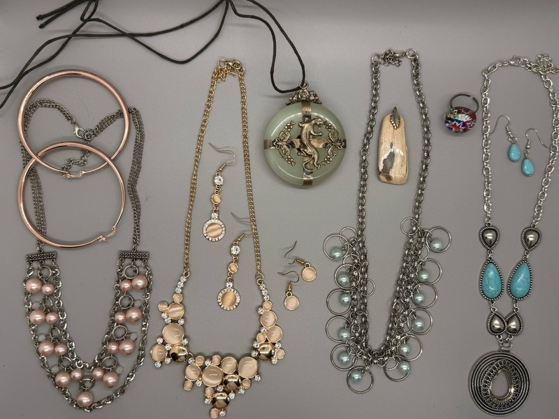 Vintage Costume Jewelry Lot Necklaces Earrings Bracelets Pendants Sets Estate