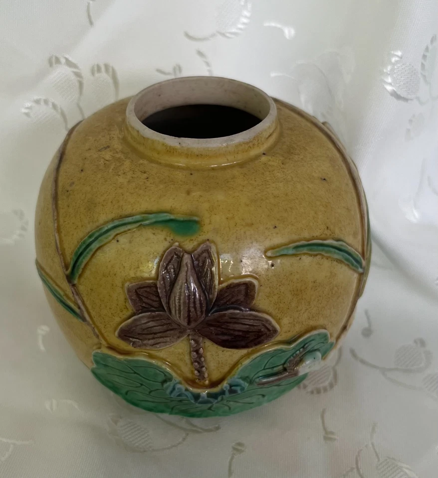 Antiguo tarro de jengibre chino Wang Bing Rong amarillo con grúa aplicada flor de loto Foto 3 de 4