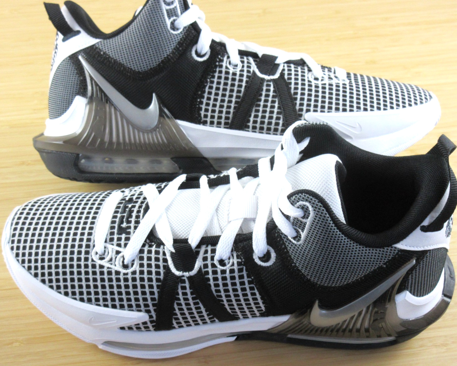 Nike Men's Lebron Witness VII Basketball Shoes White Silver Black Size 10.5 NIB thumbnail 7