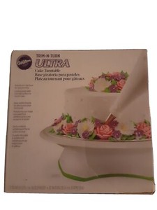 Trim-N-Turn Ultra Cake Turntable White and Green