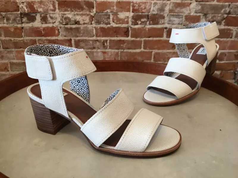 ED Ellen Degeneres Milk White Crackle Leather Tahni Sandals 6.5