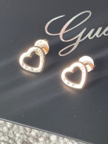 Pendientes para mujer Guess de acero inoxidable color dorado en forma de corazón con 3 piedras - Imagen 2 de 5