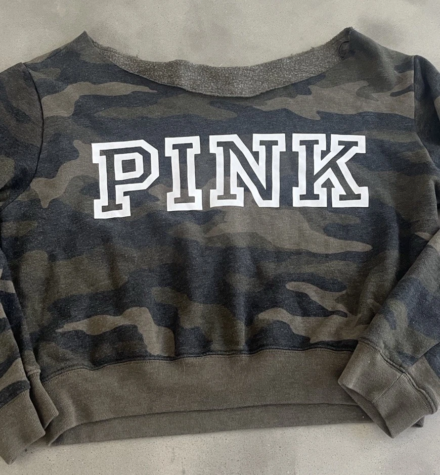 Victoria’s Secret Rosa Hombro Descubierto Verde Camuflada Sudadera Recortada Talla Grande Foto 3 de 4