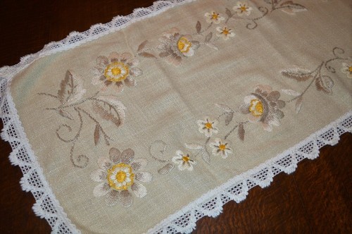 BLOOMING FLORAL VINES IN GREY! VINTAGE GERMAN HAND EMB WOOL BLEND SPRING RUNNER - Picture 6 of 12