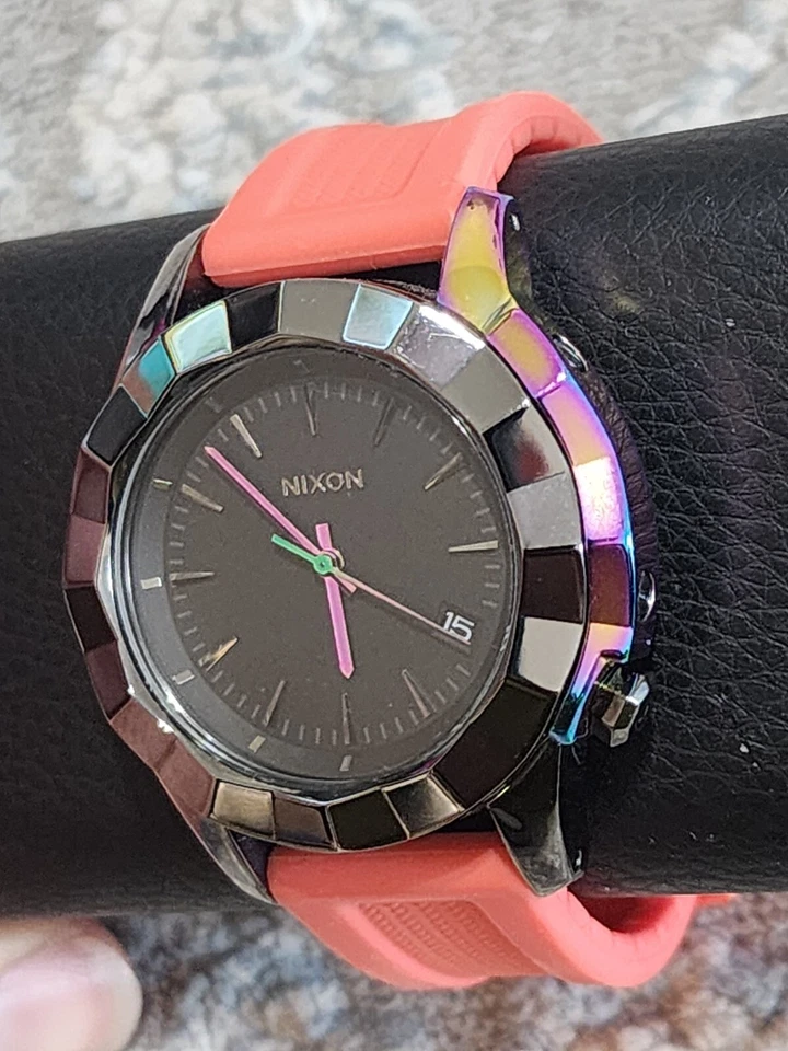 Reloj Nixon Mujer Monarca Cuarzo Gris Esfera Fecha Banda Naranja ¡RARO!! Foto 2 de 4