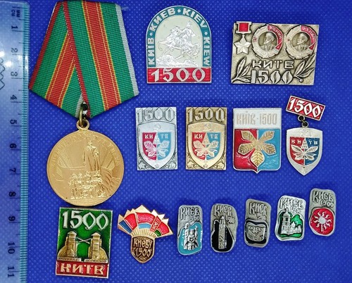 1500 JAHRE bis ins GROSSE KIEW. 13 Abzeichen und 1 Medaille. - Bild 2 von 5