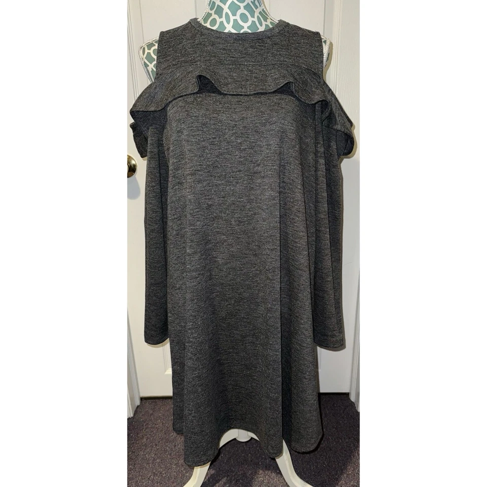 Vestido de punto Loft gris hombro frío con volantes línea A talla Lg. Foto 2 de 4