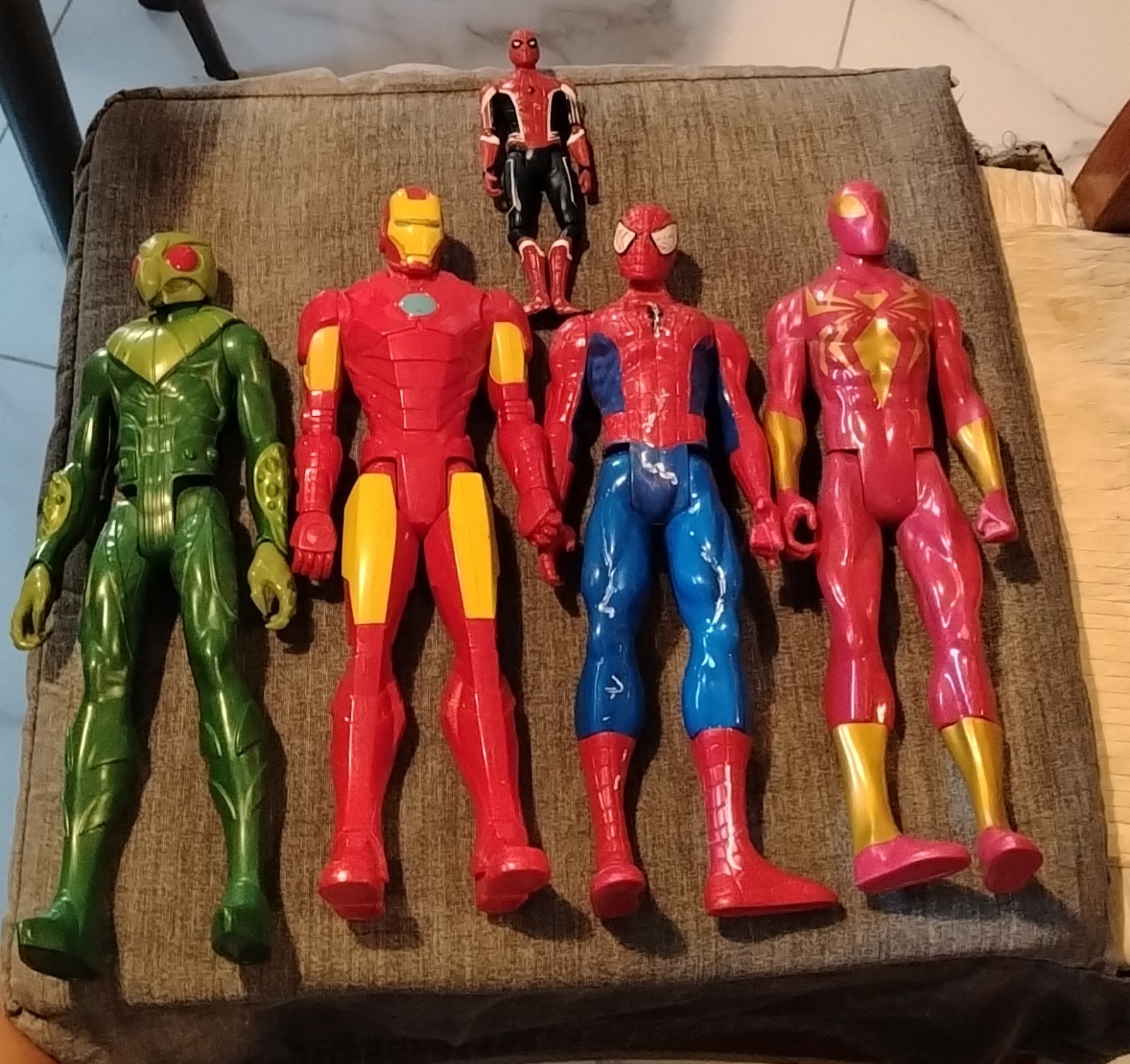 Vendo stock di 4 action figures grandi della Marvel più un simpatico omaggio.