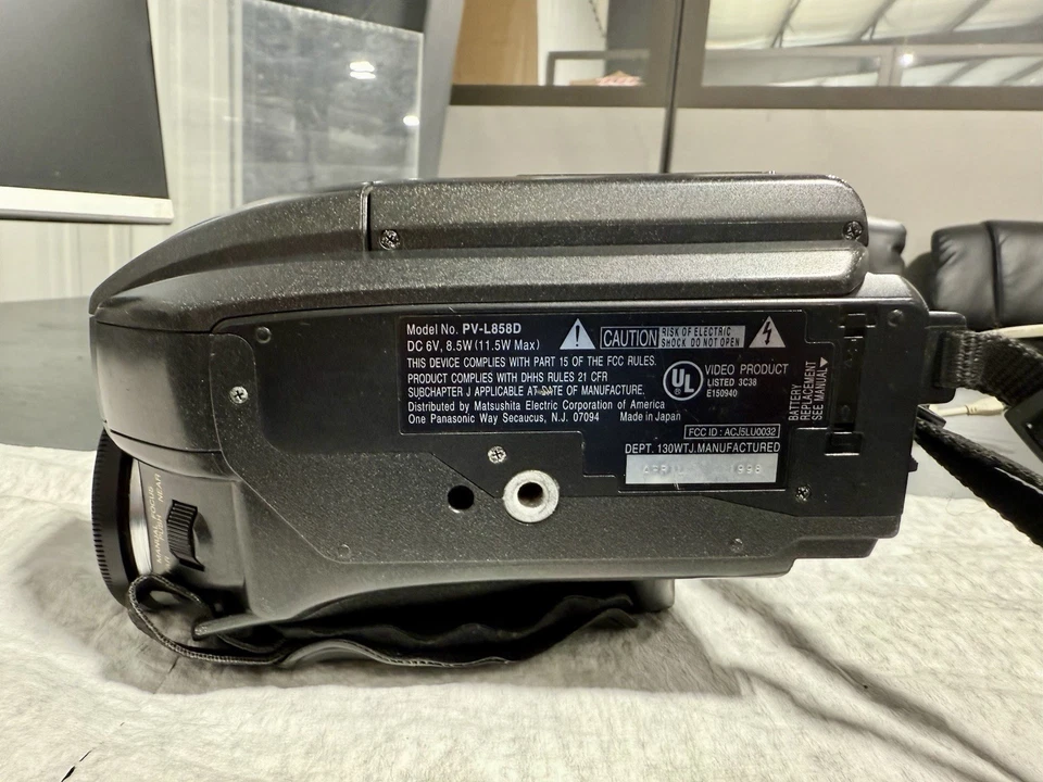 PANASONIC Palmcorder PV-L858D VHS-C Photoshot Camcorder W/Bag Charger/Cables - Image 4 of 4