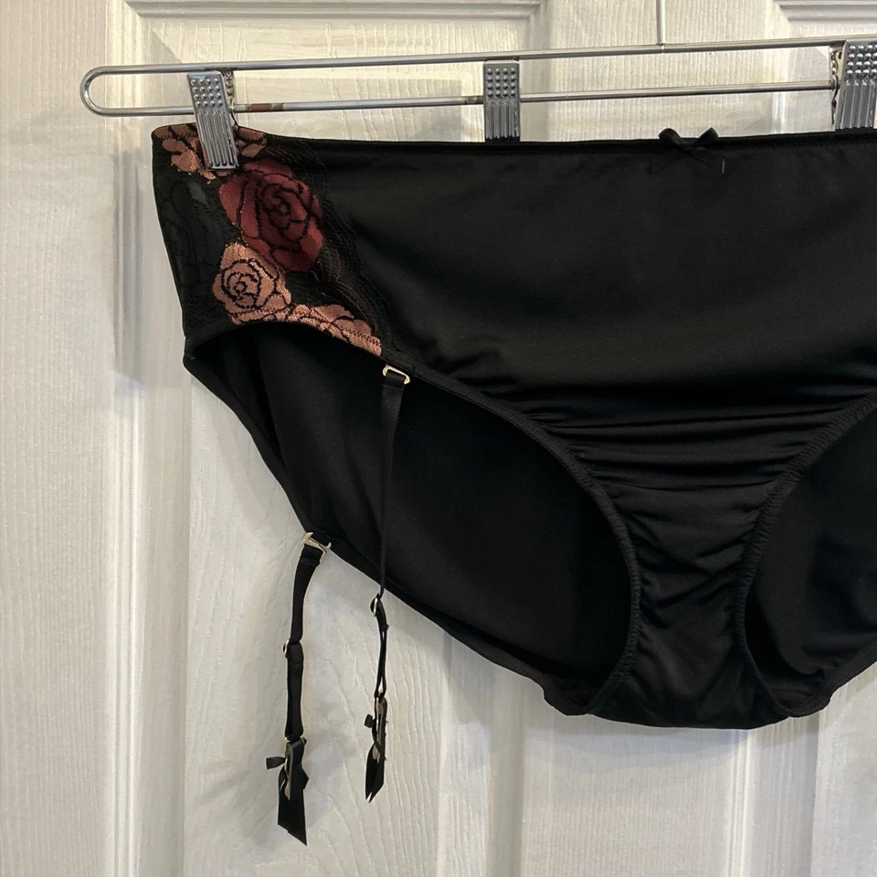 Calcinha Cacique cintura média atrevida 26/28 plus preta renda floral tiras lingerie nova com etiquetas - Imagem 3 de 4