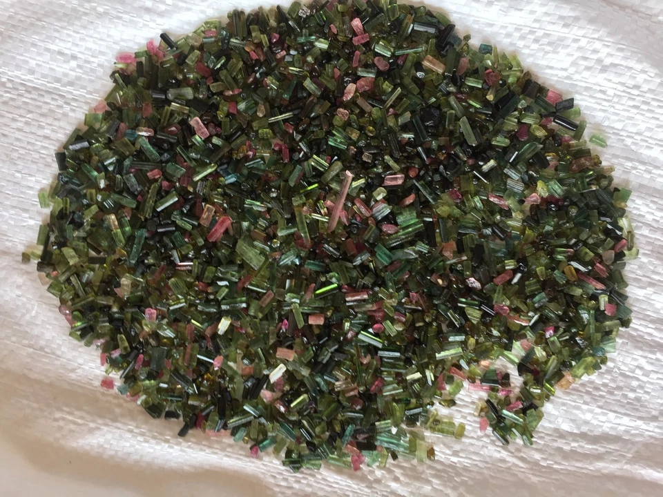 Forma de lápiz de turmalina múltiple natural áspera, piedra en bruto de turmalina múltiple Foto 3 de 4