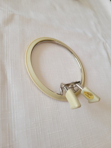 Lot of 2 Vintage Spring Squeeze Pinch Tension Plastic & Metal Embroidery Hoops - Picture 4 of 7