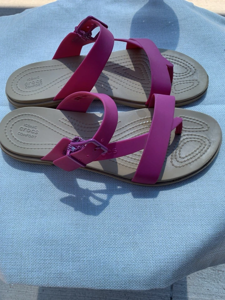 Sandalia Crocs Talum con tiras en el dedo del pie rosa fucsia para mujer talla 9 usada Foto 2 de 4