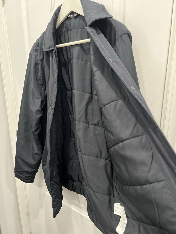 Chaqueta Coach Zara Acolchada Negra/Azul Marino Botón Nylon, Para Hombre Mediana, Excelente Estado Foto 3 de 4