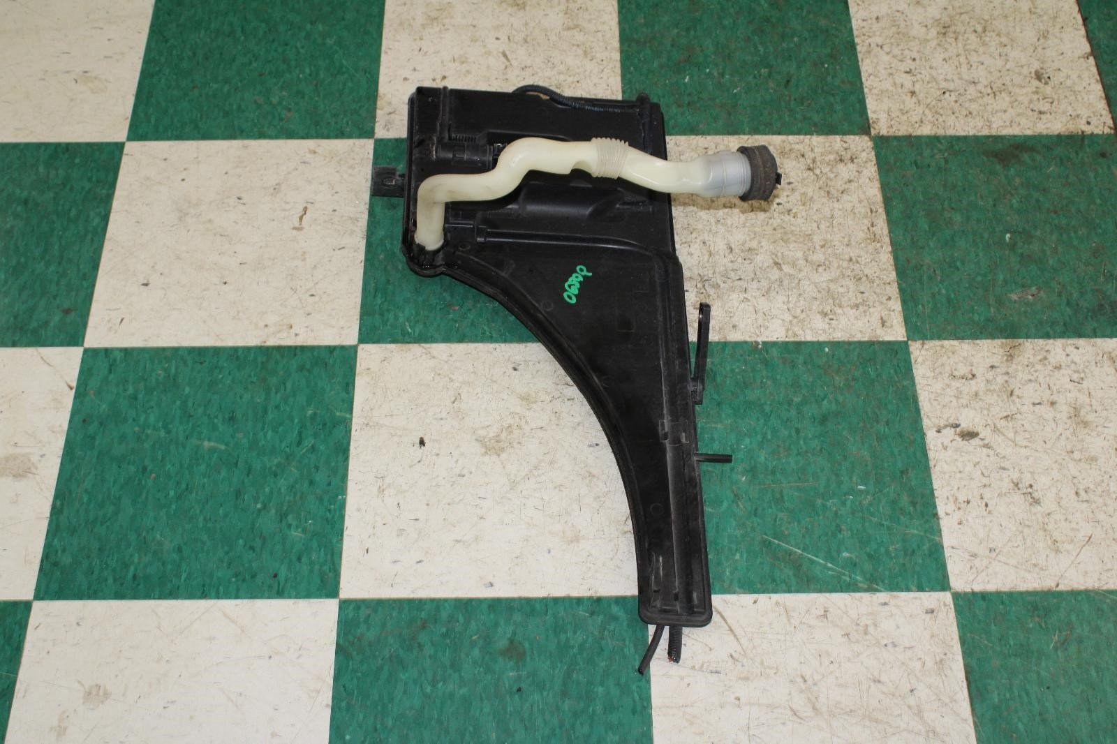 Maserati Ghibli 2014-2017 Washer reservoir