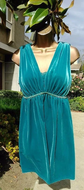 OU DRESS GREEN VELVET GRECIAN EMPIRE WAIST FRONT V NECK FRONT LACE BACK SIZE L - Image 3 of 4