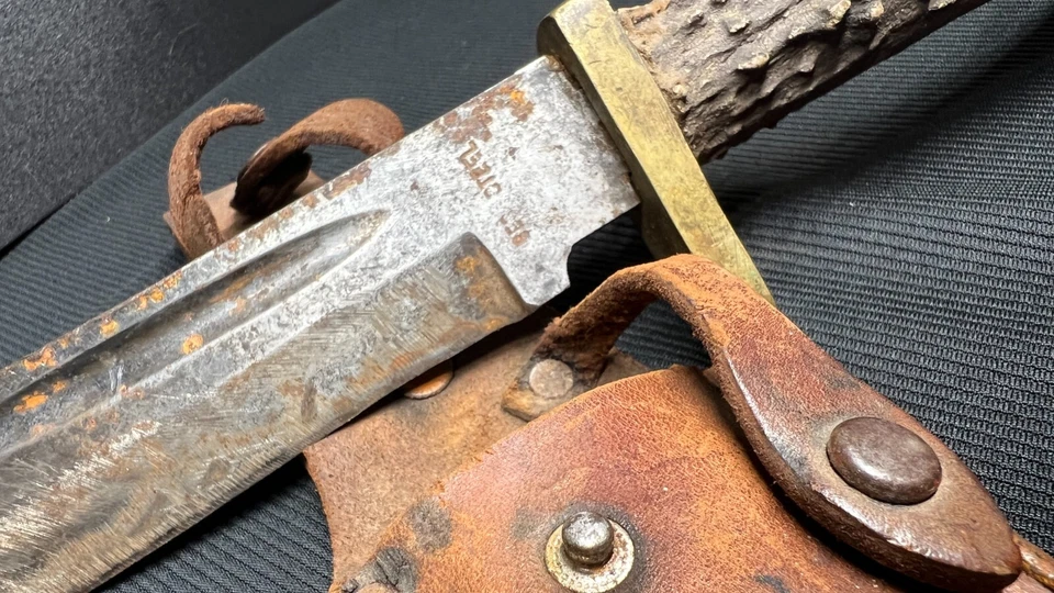 Cuchillo Bowie de hoja fija con funda con asta de ciervo entera de acero anterior a la década de 1920 Foto 3 de 4